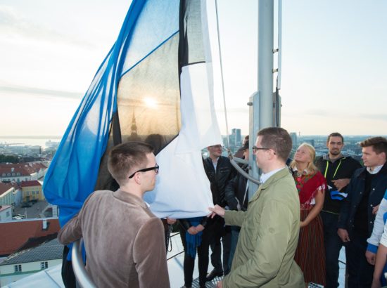 Pidulik riigilipu heiskamine Pika Hermanni torni ja 25-aastased